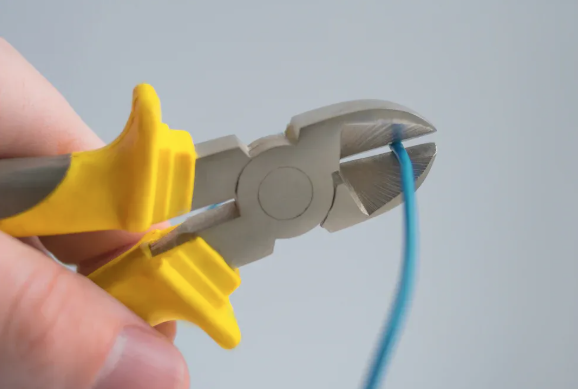 Como cortar conduíte elétrico flexível?